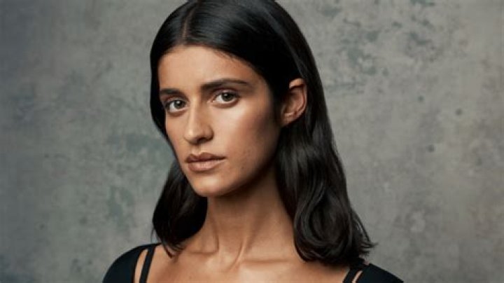 Anya Chalotra Eye Color, Lips, Eyes, Birthday, Dad, Mom, Religion Facts