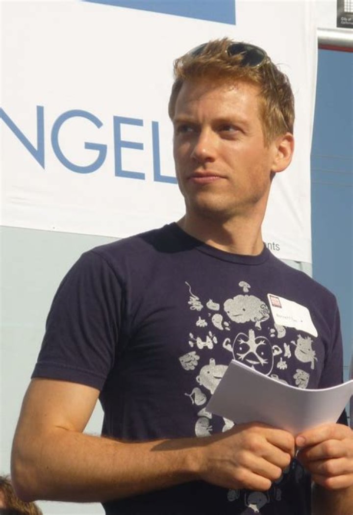 Barrett Foa: dating, net worth, tattoos, smoking & body facts