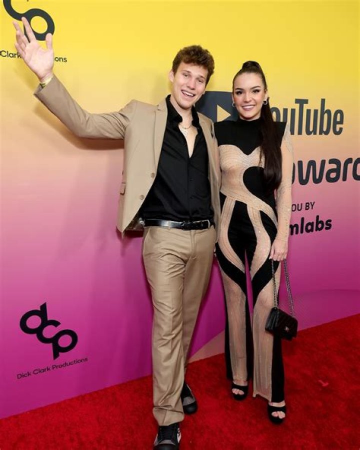 Jesser: Girlfriend, net worth, tattoos, smoking & body facts