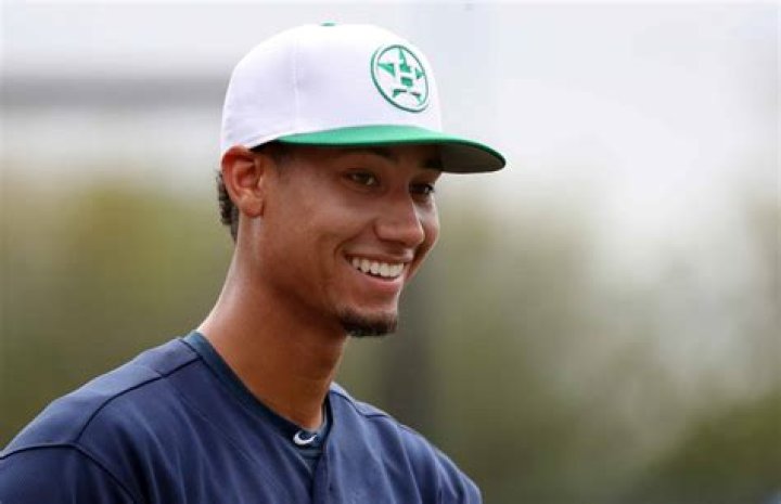 Taylor Jones Astros Salary, Net Worth, Height, Number, Contract, Weight, College, Ethnicity